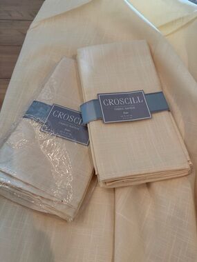 Croscill Butter Yellow Linen Look Tablecloth 90” Round + 8 Napkins